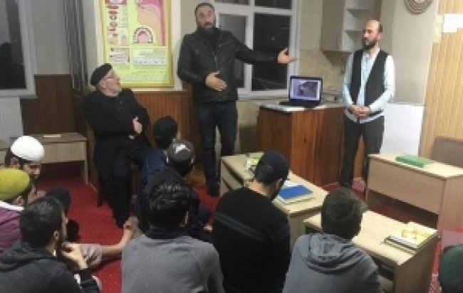 Rize İHH'dan Medrese Öğrencilerine‘Yetim Gülerse Dünya Güler’ Sunumu